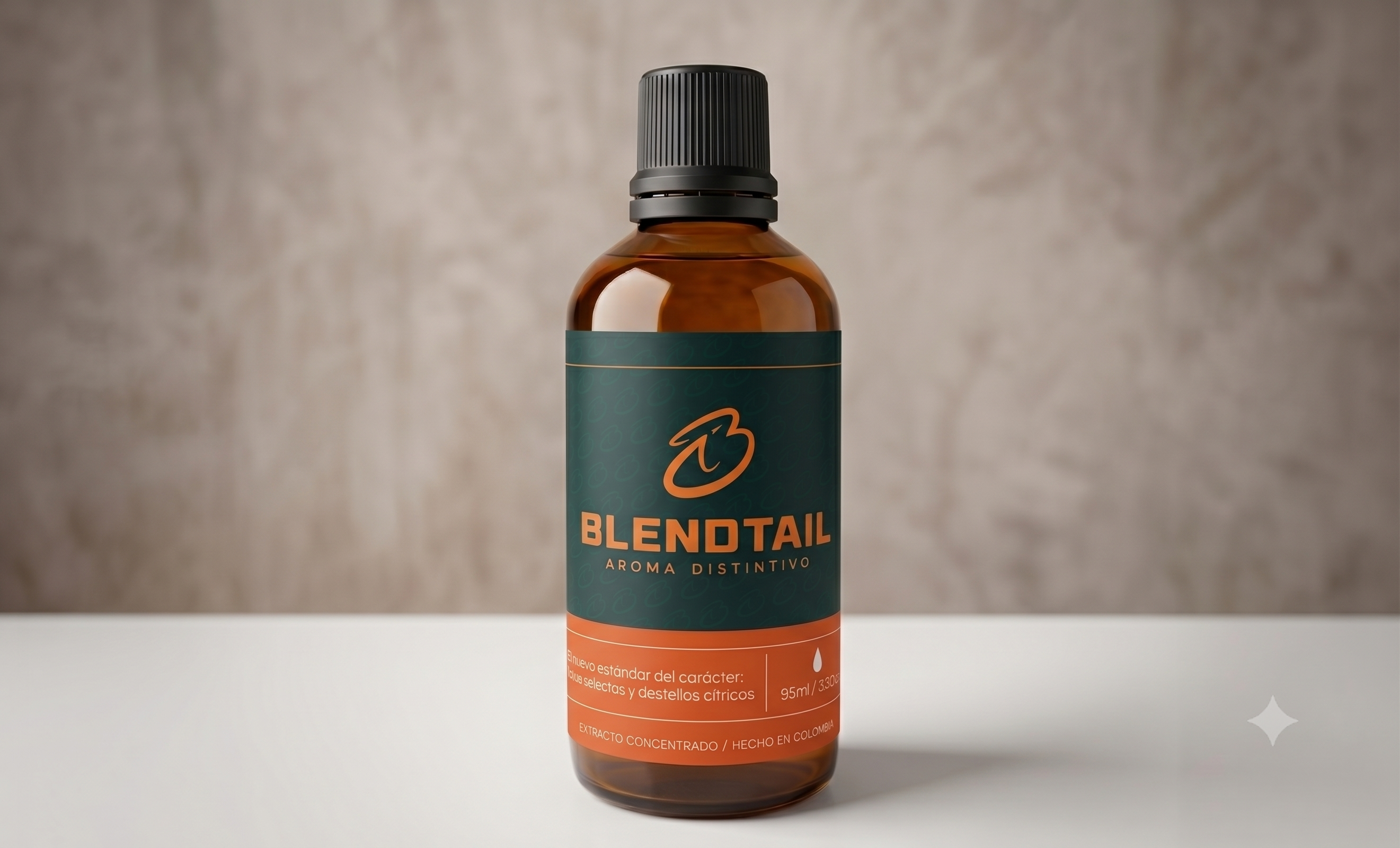 Botella de Blendtail Forest en formato panorámico, fondo texturizado neutro